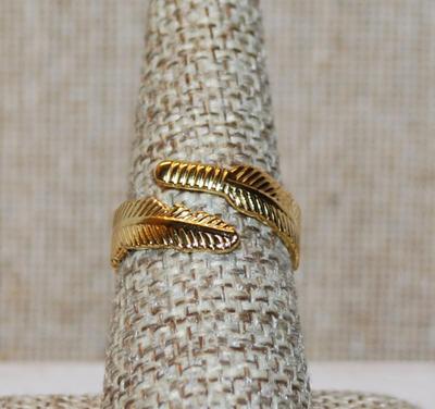 Size 8 Wrap-Around Gold Tone "Palm Fronds" Ring with an "Open" Band (3.9g)