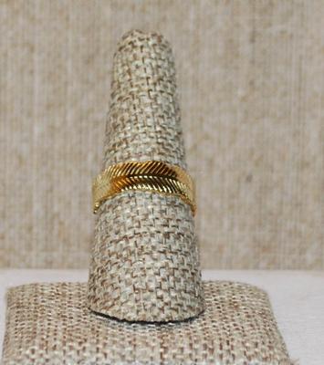 Size 8 Wrap-Around Gold Tone "Palm Fronds" Ring with an "Open" Band (3.9g)