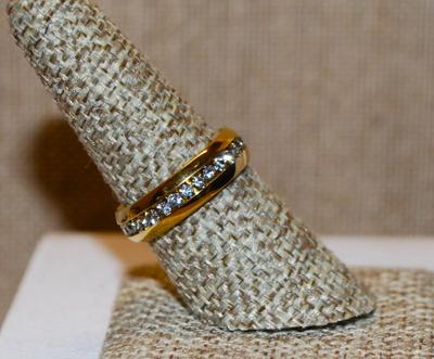 Size 8 Infinity Style Gold Tone Band with Row of Continuous Clear Stones Surround (3.4g)