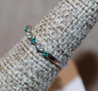 Size 7¼ Delicate Green & Clear Tiny Stones Ring on a Silver Tone Band (1.2g)