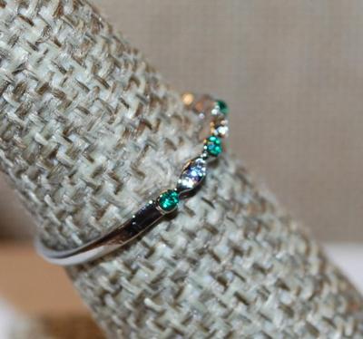 Size 7¼ Delicate Green & Clear Tiny Stones Ring on a Silver Tone Band (1.2g)