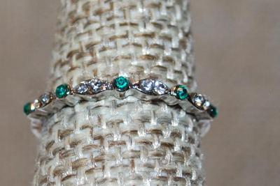 Size 7¼ Delicate Green & Clear Tiny Stones Ring on a Silver Tone Band (1.2g)