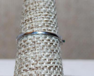 Size 7¼ Delicate Green & Clear Tiny Stones Ring on a Silver Tone Band (1.2g)