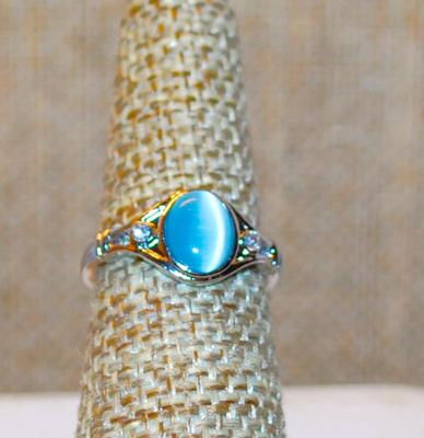 Size 8½ Oval Light Blue Iridescent Reflecting Stone Ring with Single Stone Side Accents on a Silver Tone Band (3.1g)