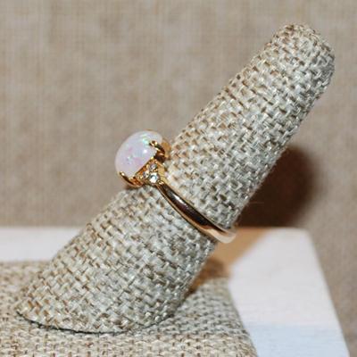 Size 6 Iridescent Opal-Style Stone Ring with 3 Clear Stones Side Accents on a Gold Tone Band (2.2g)
