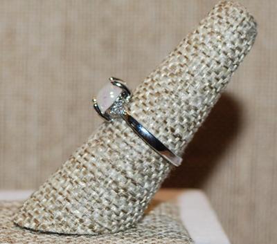 Size 7¼ Iridescent Opal-Style Stone Ring with 3 Clear Stones Side Accents on a Gold Tone Band (2.8g)