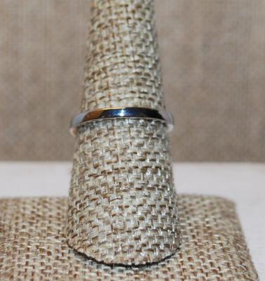 Size 8 Deep Blue Oval Center Stone Ring with 3 Clear Stones Side Accents on a Silver Tone Band (2.9g)