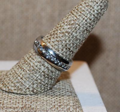 Size 8 Eternity Style Ring with Full Clear Stones Surround on a Silver Tone Band (3.6g)