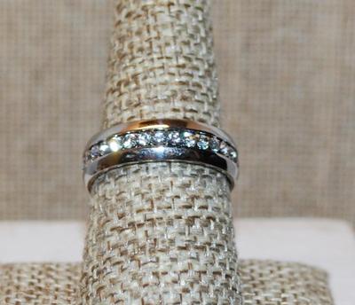 Size 8 Eternity Style Ring with Full Clear Stones Surround on a Silver Tone Band (3.6g)