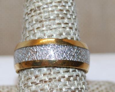 Size 9¼ Two-Tone Eternity Type Gold Style Edged Ring with Silvery Middle Grove (4.7g)