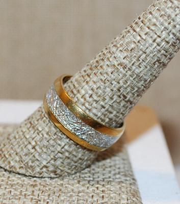 Size 10½ Two-Tone Eternity Type Gold Style Edged Ring with Silvery Middle Grove (4.8g)