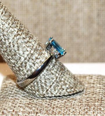 Size 10 Rectangle Shaped Transparent Blue Stone Ring with 3 Stone Side Accents on a Silver Tone Band (3.0g)