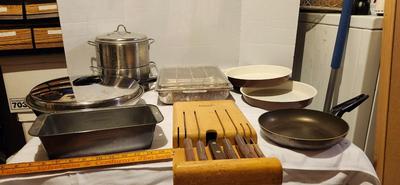 Miscellaneous kitchen lot including Knives, pan
