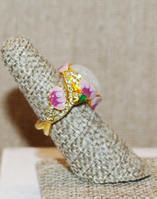 Size 7½ Large Oval Iridescent Stone with Pink, Red, Green & Clear Accent Stones Ring on a Gold Tone Band (6.8g)