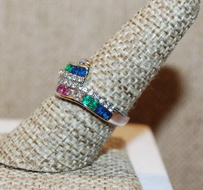 Size 8 Overlapping Pink, Green, Blue & Clear Stones Ring with a Silver Tone Band (4.6g)