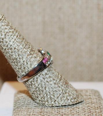 Size 8 Overlapping Pink, Green, Blue & Clear Stones Ring with a Silver Tone Band (4.6g)