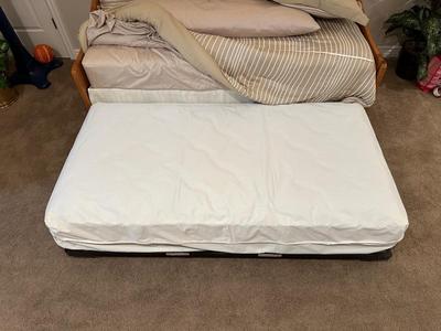 VERY NICE WOOD FRAMED DAYBED W/TRUNDLE PLUS BEDDING