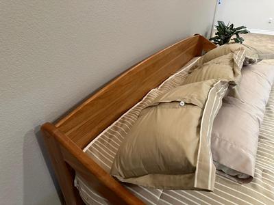 VERY NICE WOOD FRAMED DAYBED W/TRUNDLE PLUS BEDDING