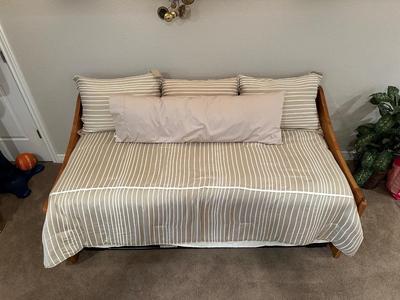 VERY NICE WOOD FRAMED DAYBED W/TRUNDLE PLUS BEDDING