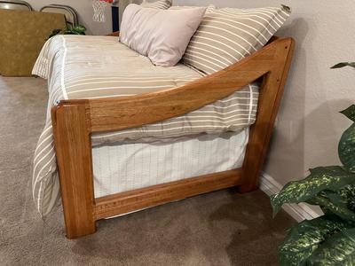 VERY NICE WOOD FRAMED DAYBED W/TRUNDLE PLUS BEDDING