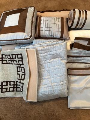 COMPLETE QUEEN SIZE BEDDING SET PLUS THROW RUG AND VALANCE
