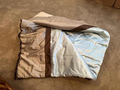 COMPLETE QUEEN SIZE BEDDING SET PLUS THROW RUG AND VALANCE