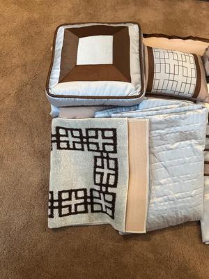 COMPLETE QUEEN SIZE BEDDING SET PLUS THROW RUG AND VALANCE