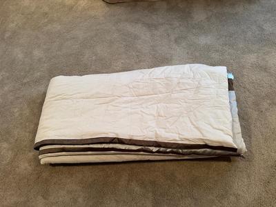 COMPLETE QUEEN SIZE BEDDING SET PLUS THROW RUG AND VALANCE