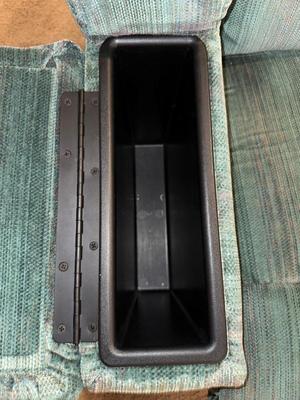 LA-Z-BOY/LAZY BOY RECLINER W/ARMREST STORAGE