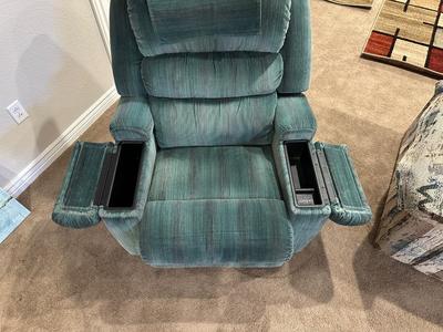 LA-Z-BOY/LAZY BOY RECLINER W/ARMREST STORAGE
