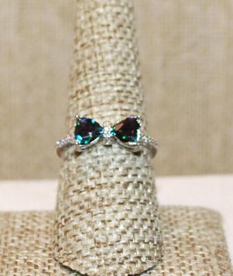 Size 7½ Bowtie Iridescent "Green" Stones Ring on a Silver Tone Band (2.6g)