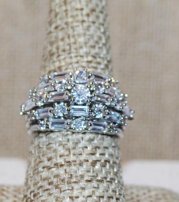 Size 8 Wedding/Engagement Style Ring with 5 Rows of Clear Stone on a Silver Tone Band (6.2g)