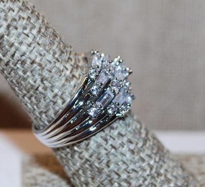 Size 8 Wedding/Engagement Style Ring with 5 Rows of Clear Stone on a Silver Tone Band (6.2g)