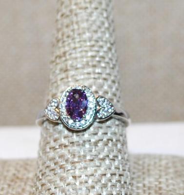 Size 9 Purple Oval Stone Ring Marked .925 Silver with Hearts Side Surrounds on Silver Band (2.8g)