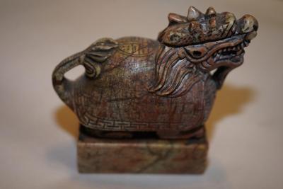 19TH CENTURY CHINESE FOO LION SOAPSTONE SCROLL STAMP -LARGE
