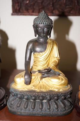 ANTIQUE SITTING TIBETIAN BRONZE BUDDA FIGURINE WITH GILDED ROBE