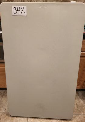 4 FOOT FOLDING TABLE