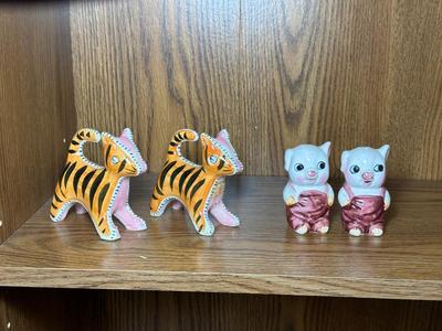 2 SETS OF SALT/PEPPER SHAKERS