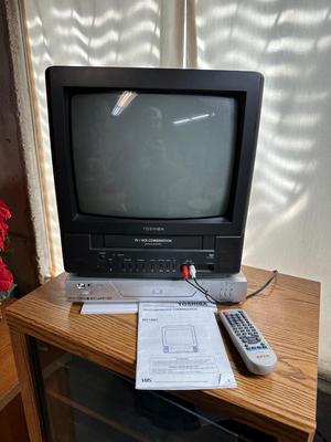 TOSHIBA COMBO TV & VCR PLAYER PLUS APEX DVD PLAYER W/REMOTE