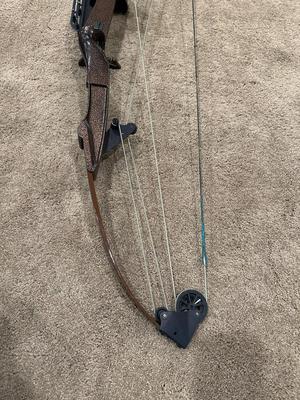 WHITETAIL HUNTER THE BEAR COMPOUND BOW AND EASTON 2018 GAMEGETTER ARROWS