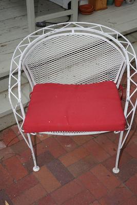 EXCELLENT ROUND METAL WEB PATIO TABLE WITH FOUR BARRELL STYLE CHAIRS W/ RED CUSHIONS