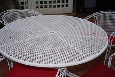 EXCELLENT ROUND METAL WEB PATIO TABLE WITH FOUR BARRELL STYLE CHAIRS W/ RED CUSHIONS