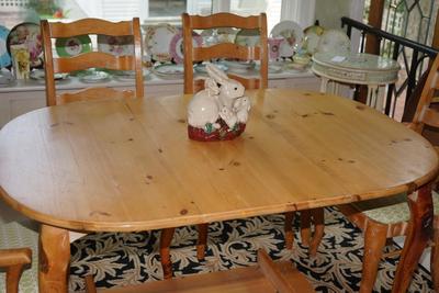 FRENCH COUNTRY STYLE PINE DINING TABLE WITH FOUR CHAIRS AND TWO LEAVES