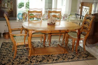 FRENCH COUNTRY STYLE PINE DINING TABLE WITH FOUR CHAIRS AND TWO LEAVES