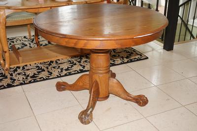 ANTIQUE 42" OAK ROUND TOP TABLE WITH CLAW/BALL FOOT