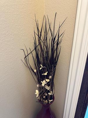 FLOOR VASE W/DRIED FOLIAGE AND AN ACCENT RUG
