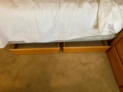 LIKE NEW STEARNS & FOSTER QUEEN BED WITH 3 PC SOLID OAK HEADBOARD