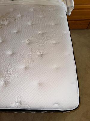 LIKE NEW STEARNS & FOSTER QUEEN BED WITH 3 PC SOLID OAK HEADBOARD