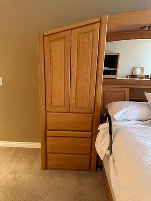 LIKE NEW STEARNS & FOSTER QUEEN BED WITH 3 PC SOLID OAK HEADBOARD