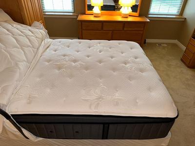 LIKE NEW STEARNS & FOSTER QUEEN BED WITH 3 PC SOLID OAK HEADBOARD